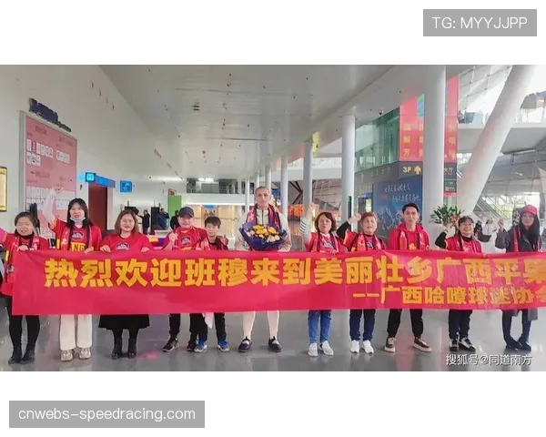 特写:球迷抗议,布雷斯特主场看台出现针对俱乐部管理层的巨型横幅 特写:球迷抗议,布雷斯特主场看台出现针对俱乐部管理层的巨型横幅